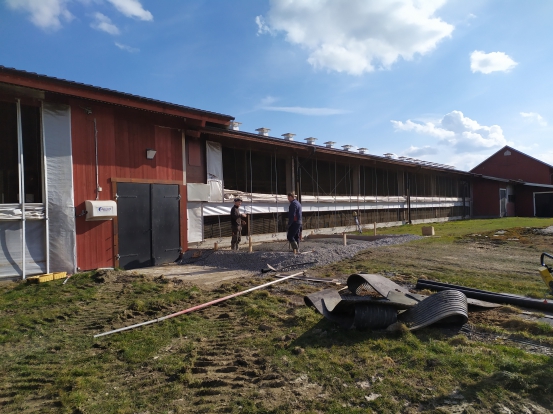 Gjutning av platta för nya fodersilosar utanför ladugården april 2021