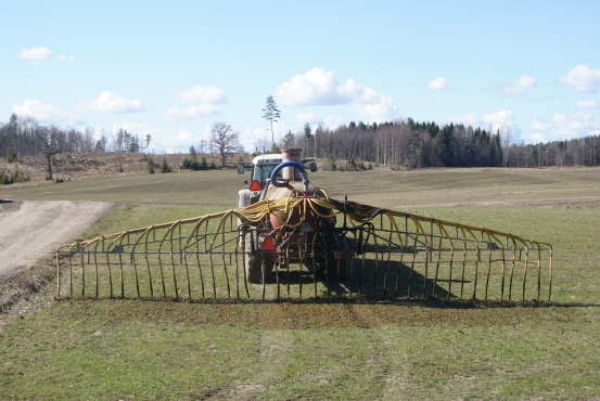 Gödselspridning vår 2010, bakifrån