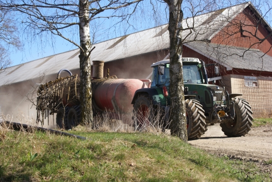 Gödseltunna & traktor framför gamla ladugården vår 2010