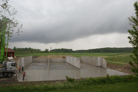 Gjutningen färdig av plansilon i regn