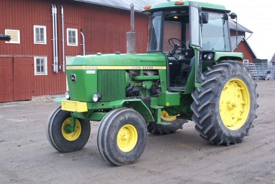 John Deere framför lagårn mars 2012