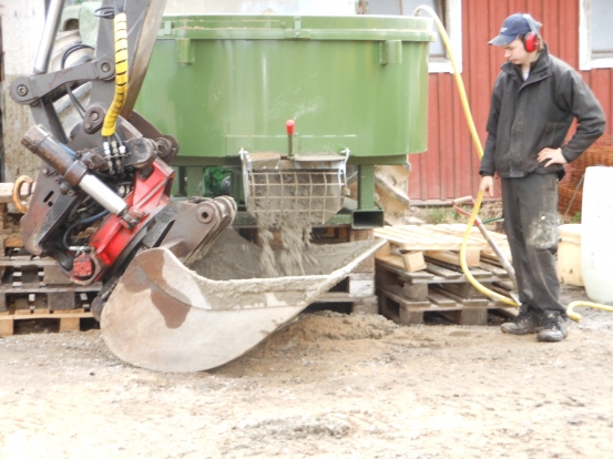 Betongblandaren och Jonas utanför gamla ladugården