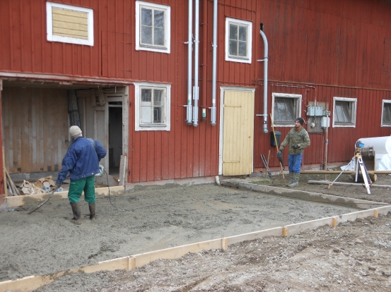 Gjutning Iaropolk och Gena jämnar ut betong