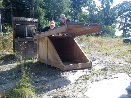 Bibbo och Mattias vid vildsvinsfällorna