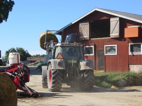 Per kör in halmbalar skullen 28 aug 2013