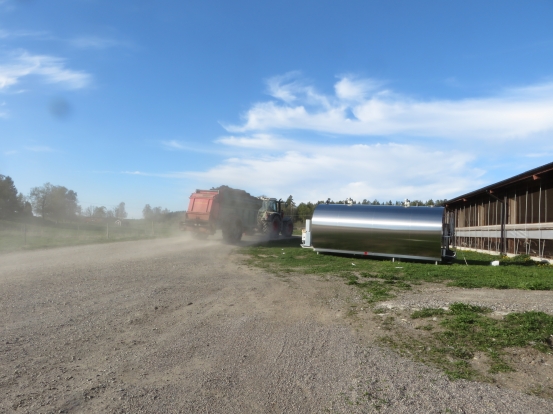 Fastgödselkörning och ny tank framför lagårn 24 april 2014