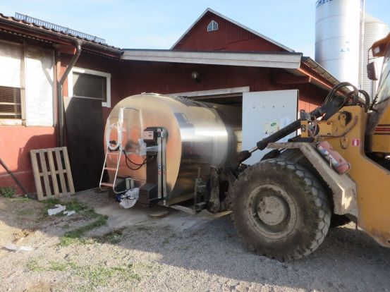 Ny mjölktank på väg in i mjölkrummet 28 april 2014