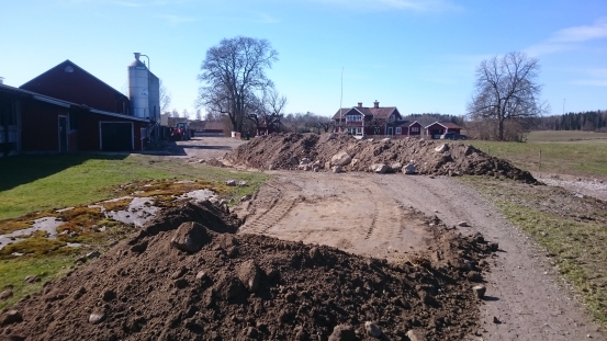 Vägen avgrävd 9 april 2016 för bygget