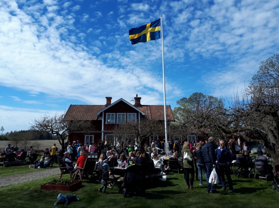 Fika i trädgården